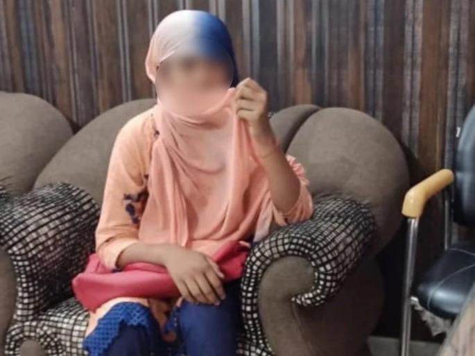 Only one teacher was working in 25 schools, so far she has taken 1 crore salary | बापरे! एकच शिक्षिका २५ शाळांमध्ये करत होती नोकरी, आतापर्यंत घेतला १ कोटी पगार Only one teacher was working in 25 schools, so far she has taken 1 crore salary | बापरे! एकच शिक्षिका २५ शाळांमध्ये करत होती नोकरी, आतापर्यंत घेतला १ कोटी पगार