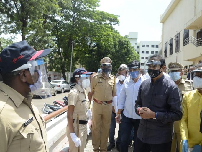 coronavirus: Take care of yourself along with duty, Home Minister Anil Deshmukh advises the police | coronavirus: बंदोबस्तासोबतच तुमचीही काळजी घ्या, गृहमंत्री अनिल देशमुख यांचा पोलिसांना सल्ला coronavirus: Take care of yourself along with duty, Home Minister Anil Deshmukh advises the police | coronavirus: बंदोबस्तासोबतच तुमचीही काळजी घ्या, गृहमंत्री अनिल देशमुख यांचा पोलिसांना सल्ला