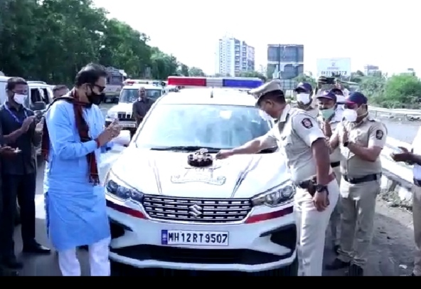 coronavirus: Home Minister celebrates birthday of Deputy Inspector General of Police | coronavirus: गृहमंत्र्यांनी साजरा केला बंदोबस्तातील पोलीस उपनिरीक्षकाचा वाढदिवस