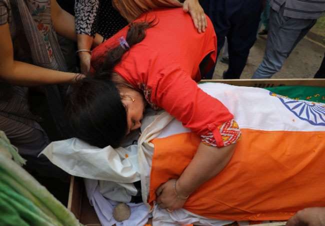 'Neither my father was afraid of anyone nor I was afraid of anyone' | 'ना माझे वडील कुणाला घाबरले ना मी कुणाला घाबरत' दहशतवाद्यांनी हत्या केलेल्या सरपंचांच्या कन्येचे प्रत्युत्तर 'Neither my father was afraid of anyone nor I was afraid of anyone' | 'ना माझे वडील कुणाला घाबरले ना मी कुणाला घाबरत' दहशतवाद्यांनी हत्या केलेल्या सरपंचांच्या कन्येचे प्रत्युत्तर