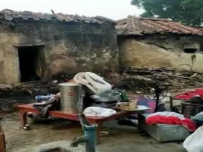 Disputes erupted, fire broke out, Dalit settlements were set on fire | UP: वाद पेटला अन् घडले अग्नितांडव, दलित वस्ती दिली पेटवून Disputes erupted, fire broke out, Dalit settlements were set on fire | UP: वाद पेटला अन् घडले अग्नितांडव, दलित वस्ती दिली पेटवून