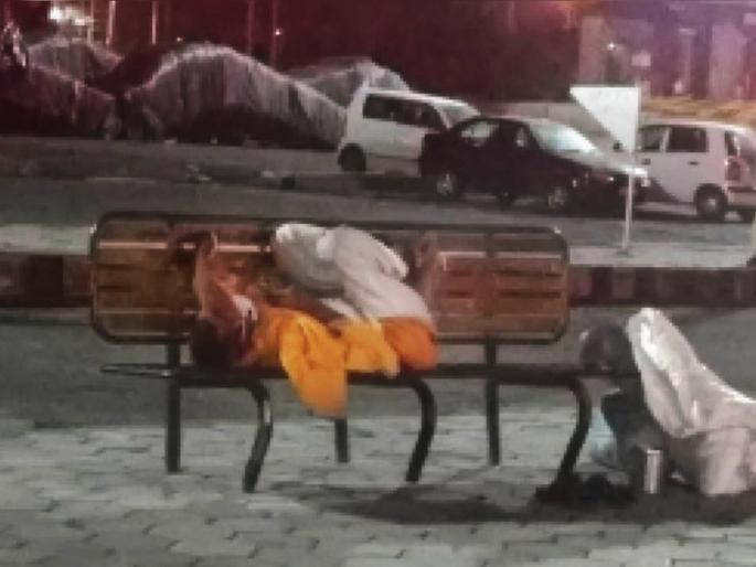 He became a stranger for family ... he was feverish; But Corona's suspicions thrown out from the house! | आपले झाले परके... तो तापाने फणफणत होता; पण कोरोनाच्या संशयाने नातेवाईकांनी घराबाहेर काढलं! He became a stranger for family ... he was feverish; But Corona's suspicions thrown out from the house! | आपले झाले परके... तो तापाने फणफणत होता; पण कोरोनाच्या संशयाने नातेवाईकांनी घराबाहेर काढलं!