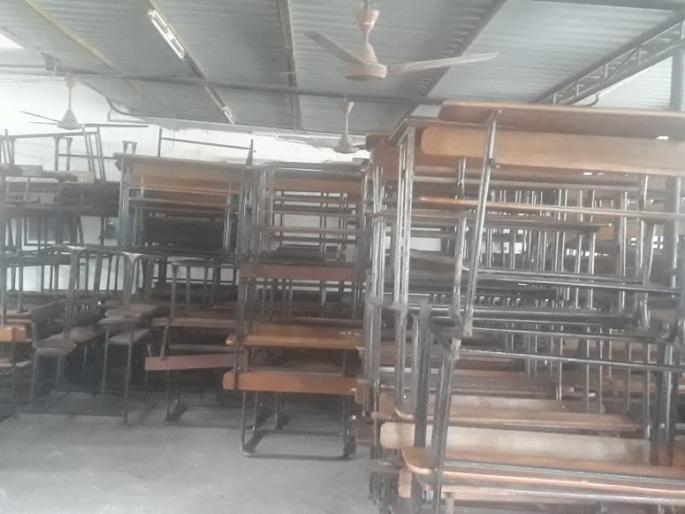 Fear of Thane College benches worth lakhs getting damaged due to rain | ठाणे काँलेजचे लाखोंच्या किमतीचे बेंच पावसात भिजून  खराब होण्याची भीती