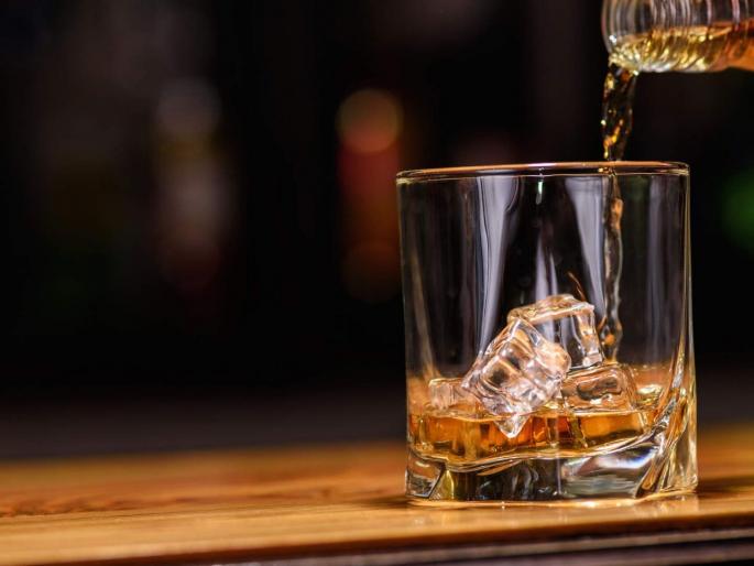 Le Saale Daru Pi... was saying that the quarrel between the drunken friends was a hammer | ले साले दारू पी...म्हणत झाले दारुड्या मित्रांमध्ये कडक्याने भांडण अन् हाणला हातोडा Le Saale Daru Pi... was saying that the quarrel between the drunken friends was a hammer | ले साले दारू पी...म्हणत झाले दारुड्या मित्रांमध्ये कडक्याने भांडण अन् हाणला हातोडा