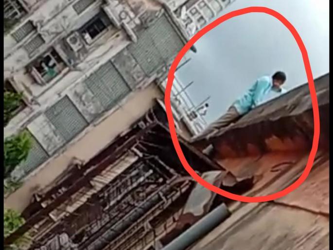 Disaster averted! In Dadar, 4 hours of tremors started, police attempted suicide by climbing on the building | अनर्थ टळला! दादरमध्ये सुरु होता ४ तास थरार, इमारतीवर चढून पोलिसाचा आत्महत्येचा प्रयत्न Disaster averted! In Dadar, 4 hours of tremors started, police attempted suicide by climbing on the building | अनर्थ टळला! दादरमध्ये सुरु होता ४ तास थरार, इमारतीवर चढून पोलिसाचा आत्महत्येचा प्रयत्न