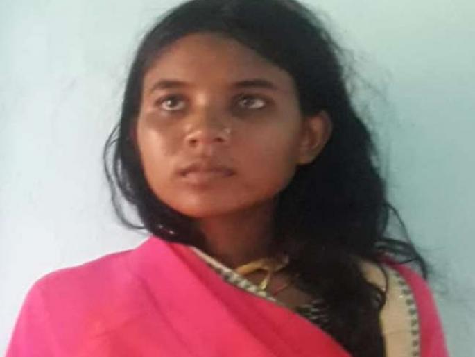 Hardcore Naxalite woman arrested from marriage pandal, she has handling AK-47 with both hands | बोहल्यावर चढलेल्या कट्टर नक्षलवादी महिलेस अटक, दोन्ही हाताने चालवते AK-47 Hardcore Naxalite woman arrested from marriage pandal, she has handling AK-47 with both hands | बोहल्यावर चढलेल्या कट्टर नक्षलवादी महिलेस अटक, दोन्ही हाताने चालवते AK-47