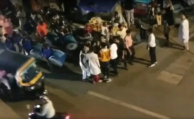coronavirus: Breaking rules in lockdown, groom & other 9 people arrested in Mumbai | coronavirus: लॉकडाऊनमध्ये नियम मोडून काढली वरात, वरासह वऱ्हाडी पोहोचले थेट तुरुंगात coronavirus: Breaking rules in lockdown, groom & other 9 people arrested in Mumbai | coronavirus: लॉकडाऊनमध्ये नियम मोडून काढली वरात, वरासह वऱ्हाडी पोहोचले थेट तुरुंगात
