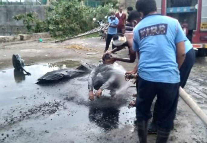 At the sound of playing the guitar, the young man fell into the gutter | गिटार वाजवण्याच्या नादात, तरुण पडला गटारात At the sound of playing the guitar, the young man fell into the gutter | गिटार वाजवण्याच्या नादात, तरुण पडला गटारात