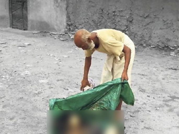 skeleton lying in toilet for 21 months not even performing funeral | तब्बल 21 महिने झाले तरी वडिलांनी केले नाहीत मुलावर अंत्यसंस्कार; 'हे' आहे कारण  skeleton lying in toilet for 21 months not even performing funeral | तब्बल 21 महिने झाले तरी वडिलांनी केले नाहीत मुलावर अंत्यसंस्कार; 'हे' आहे कारण