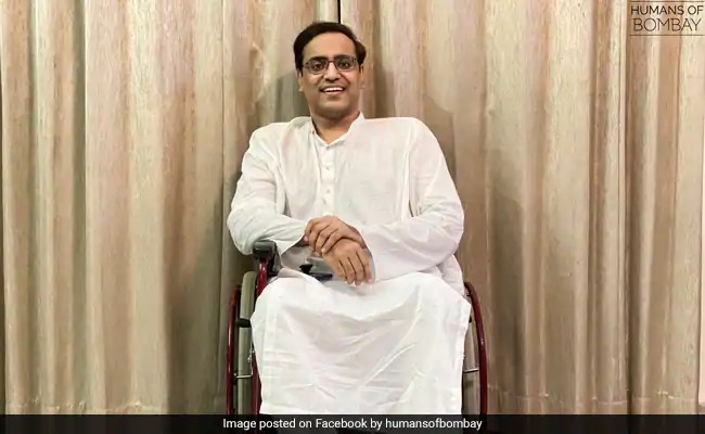 Having lost both legs, he had to stay at home for 40 years, teaching hundreds of students for free | दोन्ही पाय गमावल्याने ४० वर्षे घरी बसावे लागले, मोफत शिकवून शेकडो विद्यार्थ्यांना स्वत:च्या पायावर उभे केले Having lost both legs, he had to stay at home for 40 years, teaching hundreds of students for free | दोन्ही पाय गमावल्याने ४० वर्षे घरी बसावे लागले, मोफत शिकवून शेकडो विद्यार्थ्यांना स्वत:च्या पायावर उभे केले