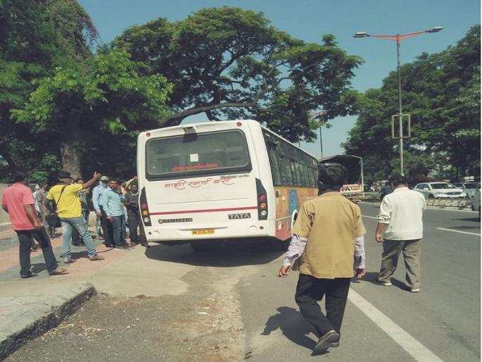 A pedestrian was crushed by a speedy city bus on Adalat Road Aurangabad | अदालत रोडवर भरधाव शहर बसने पादचाऱ्याला चिरडले A pedestrian was crushed by a speedy city bus on Adalat Road Aurangabad | अदालत रोडवर भरधाव शहर बसने पादचाऱ्याला चिरडले