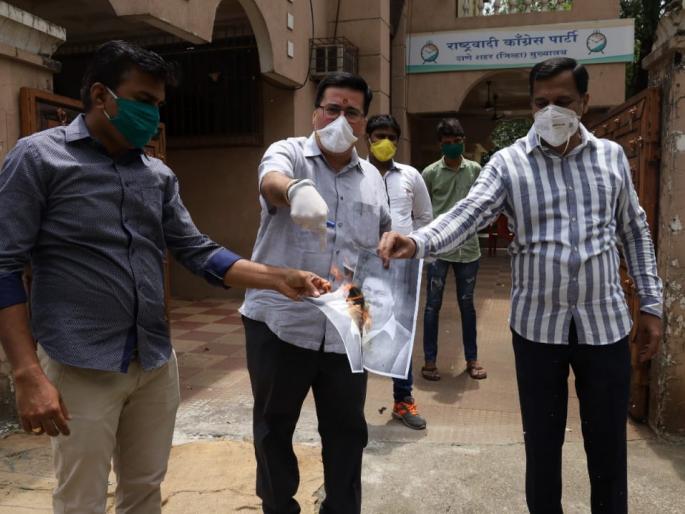 A photograph of Gopichand Padalkar criticizing Sharad Pawar was burnt | शरद पवारांवर आक्षेपार्ह टीका करणाऱ्या गोपीचंद पडाळकरांचे छायाचित्र जाळले