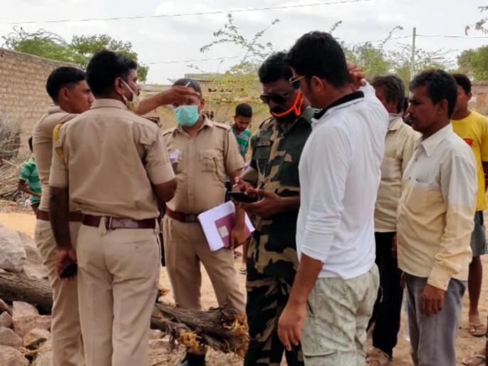 Excavation begins for PMAY's house on India-Pakistan border; Seeing the iron, the beneficiary broke out in a sweat | भारत-पाकिस्तान सीमेवर PMAYच्या घरासाठी खोदकाम सुरू होते; लोखंड पाहून मजुरांना घामच फुटला Excavation begins for PMAY's house on India-Pakistan border; Seeing the iron, the beneficiary broke out in a sweat | भारत-पाकिस्तान सीमेवर PMAYच्या घरासाठी खोदकाम सुरू होते; लोखंड पाहून मजुरांना घामच फुटला