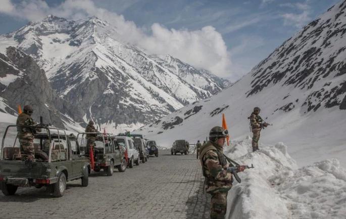 Carrying a Kripan in his hand, he killed twelve Chinese in Galwan; The bravery of a 23-year-old soldier | हातात घेऊन कृपाण, गलवानमध्ये बारा चिन्यांचे केले शिरकाण; २३ वर्षांच्या जवानाचा महापराक्रम Carrying a Kripan in his hand, he killed twelve Chinese in Galwan; The bravery of a 23-year-old soldier | हातात घेऊन कृपाण, गलवानमध्ये बारा चिन्यांचे केले शिरकाण; २३ वर्षांच्या जवानाचा महापराक्रम