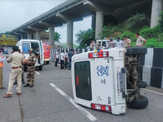 A police van belonging to Sharad Pawar's convoy crashed in Khandala Ghat | शरद पवारांच्या ताफ्यातील पोलीस व्हॅनचा खंडाळा घाटात अपघात A police van belonging to Sharad Pawar's convoy crashed in Khandala Ghat | शरद पवारांच्या ताफ्यातील पोलीस व्हॅनचा खंडाळा घाटात अपघात