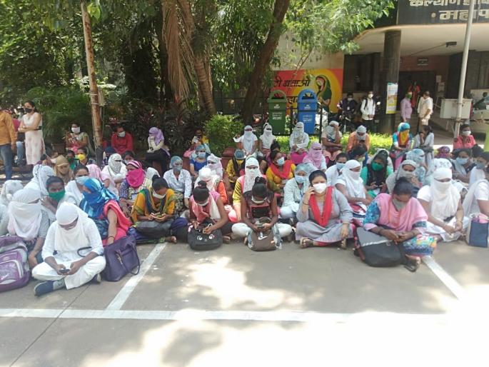 corona virus nurses agitation in front of KDMC headquarters for salary | ...अन्यथा कामावर हजर होणार नाही, केडीएमसी मुख्यालयासमोर नर्सचे ठिय्या आंदोलन corona virus nurses agitation in front of KDMC headquarters for salary | ...अन्यथा कामावर हजर होणार नाही, केडीएमसी मुख्यालयासमोर नर्सचे ठिय्या आंदोलन
