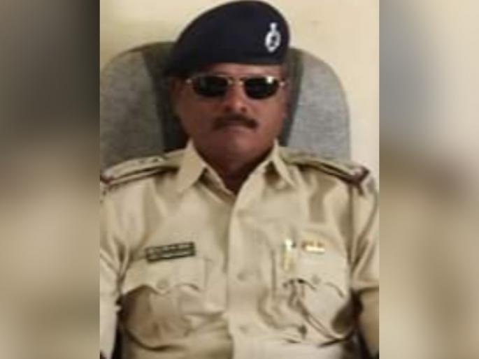 Excise inspector suspended in jalgaon | मद्याचे घोट रिचविणारा उत्पादन शुल्कचा निरीक्षक निलंबित Excise inspector suspended in jalgaon | मद्याचे घोट रिचविणारा उत्पादन शुल्कचा निरीक्षक निलंबित