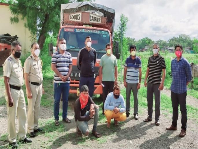 The driver and the cleaner were exposed; 16 animals stolen with the help of friends, truck in police custody | चालक व वाहकाची बनवेगिरी झाली उघड; मित्रांच्या मदतीने चोरलेली १६ जनावरे,ट्रक पोलिसांच्या ताब्यात The driver and the cleaner were exposed; 16 animals stolen with the help of friends, truck in police custody | चालक व वाहकाची बनवेगिरी झाली उघड; मित्रांच्या मदतीने चोरलेली १६ जनावरे,ट्रक पोलिसांच्या ताब्यात