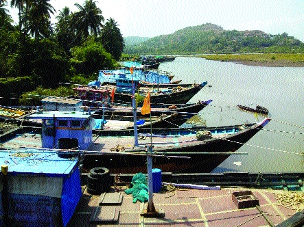Fishermen unhappy with meager help, correspondence again for boat repair in Murud taluka | तुटपुंज्या मदतीने मच्छीमार नाराज, मुरुड तालुक्यात बोट दुरुस्तीच्या रकमेसाठी पुन्हा पत्रव्यवहार Fishermen unhappy with meager help, correspondence again for boat repair in Murud taluka | तुटपुंज्या मदतीने मच्छीमार नाराज, मुरुड तालुक्यात बोट दुरुस्तीच्या रकमेसाठी पुन्हा पत्रव्यवहार
