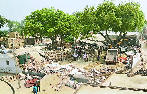 25 teams of Uttar Pradesh Police to catch Vikas Dubey | विकास दुबेला पकडण्यासाठी उत्तर प्रदेश पोलिसांच्या २५ टीम 25 teams of Uttar Pradesh Police to catch Vikas Dubey | विकास दुबेला पकडण्यासाठी उत्तर प्रदेश पोलिसांच्या २५ टीम