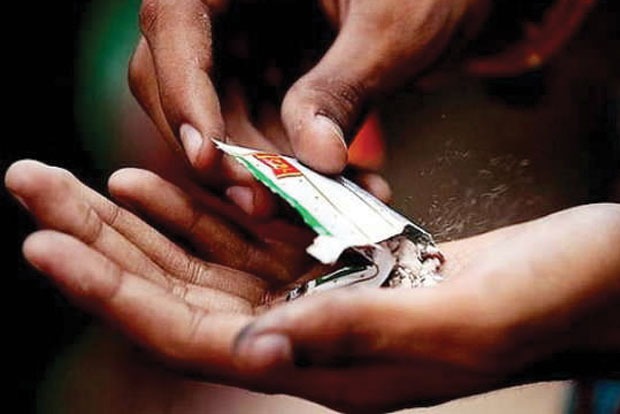 coronavirus: tobacco, gutkha, cigarettes sell at exorbitant rates in Lockdown | coronavirus: लॉकडाऊनमध्ये काळ्याबाजाराचा धूर, तंबाखू, गुटखा, सिगारेटची भरमसाट दराने विक्री coronavirus: tobacco, gutkha, cigarettes sell at exorbitant rates in Lockdown | coronavirus: लॉकडाऊनमध्ये काळ्याबाजाराचा धूर, तंबाखू, गुटखा, सिगारेटची भरमसाट दराने विक्री