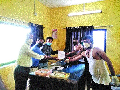 Elgar against 'Mahavitaran' in Palghar district | ‘महावितरण’विरोधात पुन्हा पालघर जिल्ह्यात एल्गार! वसईत चड्डी-बनियनवर निवेदन