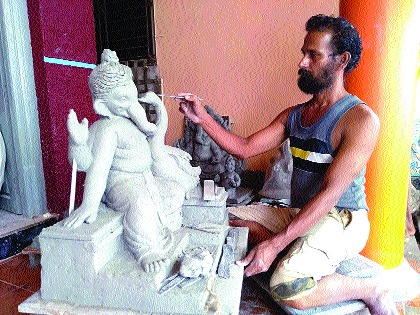 coronavirus: Corona affects Ganeshmurti workshop in Murud taluka, difficulties in getting skilled workers | coronavirus: कोरोनामुळे मुरुड तालुक्यातील गणेशमूर्ती शाळांवर परिणाम, कु शल कामगार मिळण्यात अडचणी