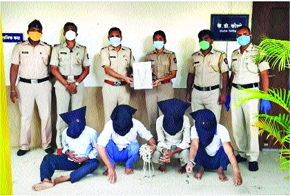 Four arrested for robbing a woman in Alibag | अलिबागमध्ये महिलेला लुटणारे चौघे अटकेत, अवघ्या तासाभरात पोलिसांनी आवळल्या मुसक्या Four arrested for robbing a woman in Alibag | अलिबागमध्ये महिलेला लुटणारे चौघे अटकेत, अवघ्या तासाभरात पोलिसांनी आवळल्या मुसक्या