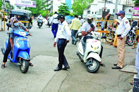 coronavirus: Spontaneous lockdown of villages on Maharashtra-Gujarat border, increasing number of corona patients | coronavirus: महाराष्ट्र-गुजरात सीमाभागातील गावे स्वयंस्फूर्तीने लॉकडाऊन, वाढत्या कोरोनाच्या रुग्णांमुळे गावांमध्ये नियमांचे बंधन