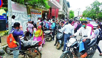 coronavirus: MSc, MA, B.Com to be a wordboy | coronavirus: एमएससी, एमए, बीकॉम झालेले होणार वॉर्डबॉय, तात्पुरत्या नोकरीकरिता उच्चशिक्षितांच्या पडल्या उड्या coronavirus: MSc, MA, B.Com to be a wordboy | coronavirus: एमएससी, एमए, बीकॉम झालेले होणार वॉर्डबॉय, तात्पुरत्या नोकरीकरिता उच्चशिक्षितांच्या पडल्या उड्या