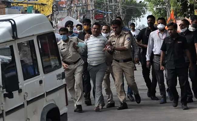 Gangster Vikas Dubey's encounter by police? Everything is suspicious! | गँगस्टर विकास दुबेचा पोलिसांकडून ठरवून एन्काऊंटर? सगळेच संशयास्पद! Gangster Vikas Dubey's encounter by police? Everything is suspicious! | गँगस्टर विकास दुबेचा पोलिसांकडून ठरवून एन्काऊंटर? सगळेच संशयास्पद!