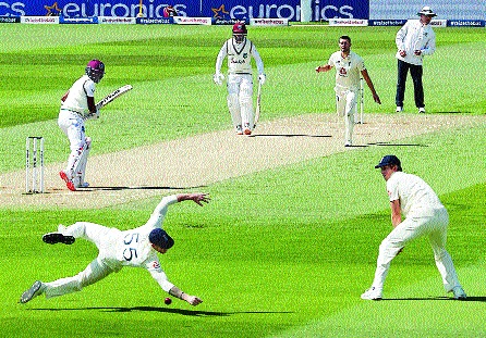West Indies Leading against England, Braithwaite's half-century | इंग्लंडविरुद्ध विंडीजला आघाडी, ब्रेथवेटची अर्धशतकी खेळी, चहापानापर्यंत ५ बाद २३५