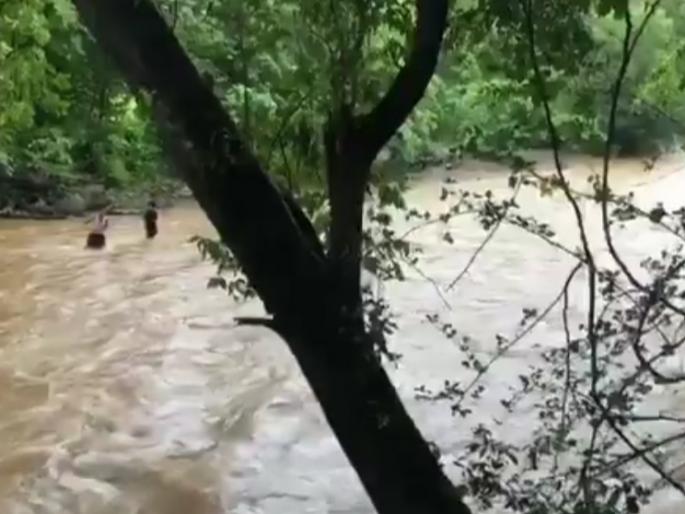 Villagers rescue 15 tourists stranded in Kaman East Devkundi river! | कामण पूर्व देवकुंडी नदीच्या पात्रात अडकलेल्या 15 पर्यटकांची गावकऱ्यांनी केली सुटका! Villagers rescue 15 tourists stranded in Kaman East Devkundi river! | कामण पूर्व देवकुंडी नदीच्या पात्रात अडकलेल्या 15 पर्यटकांची गावकऱ्यांनी केली सुटका!