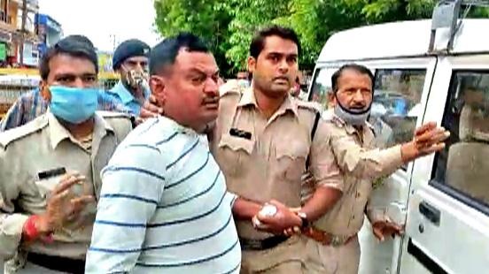 vikas dubey had planned to stay for 3 days in ujjain discloses auto driver | Vikas Dubey Encounter : विकास दुबेचा आणखी एक प्लॅन आला समोर, रिक्षाचालकाने केला खुलासा vikas dubey had planned to stay for 3 days in ujjain discloses auto driver | Vikas Dubey Encounter : विकास दुबेचा आणखी एक प्लॅन आला समोर, रिक्षाचालकाने केला खुलासा