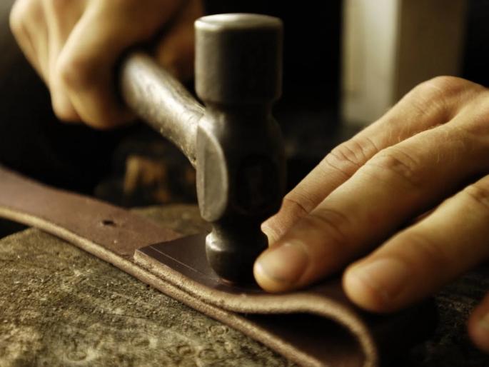 In the sanctity of the group labor movement against lockdown | लॉकडाऊन विरोधात गटई कामगार 'धूर आंदोलना'च्या पवित्र्यात, भिक मागून चुलीवर अन्न शिजवणार In the sanctity of the group labor movement against lockdown | लॉकडाऊन विरोधात गटई कामगार 'धूर आंदोलना'च्या पवित्र्यात, भिक मागून चुलीवर अन्न शिजवणार