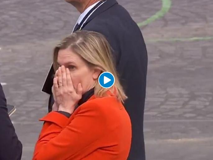 CoronaVirus Marathi News french minister forgotten mask military day parade | CoronaVirus News : काय सांगता? मास्क लावायला विसरल्या मंत्री, भीतीने केलं असं काही...; Video व्हायरल CoronaVirus Marathi News french minister forgotten mask military day parade | CoronaVirus News : काय सांगता? मास्क लावायला विसरल्या मंत्री, भीतीने केलं असं काही...; Video व्हायरल