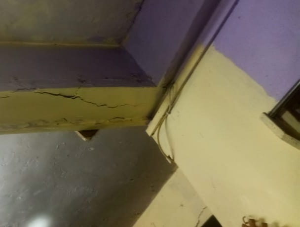 Residents were evacuated after a Cracks in building in Thane | ठाण्यात इमारतीला तडा गेल्याने रहिवाश्यांना अन्यत्र हलवले 