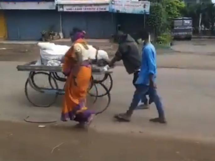 Wife carries man's body on cart as kin refuse help due to fear of corona | कोरोनाचा धसका! आपलेही झाले परके... पतीचा मृतदेह हातगाडीवरुन नेऊन पत्नीने केले अंत्यसंस्कार Wife carries man's body on cart as kin refuse help due to fear of corona | कोरोनाचा धसका! आपलेही झाले परके... पतीचा मृतदेह हातगाडीवरुन नेऊन पत्नीने केले अंत्यसंस्कार
