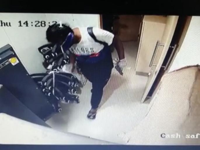 Incident at Kopar Khairane: Three arrested in bank dacoity case, arrested from Mumbai | कोपर खैरणेतील घटना : बँकेवर दरोडाप्रकरणी तिघांना अटक, मुंबईतून घेतले ताब्यात Incident at Kopar Khairane: Three arrested in bank dacoity case, arrested from Mumbai | कोपर खैरणेतील घटना : बँकेवर दरोडाप्रकरणी तिघांना अटक, मुंबईतून घेतले ताब्यात