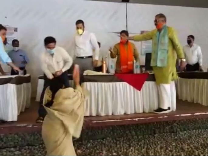 bjp corporater dipika rani singh beats municipal commissioner during meeting | ...अन् भाजपाच्या नगरसेविकेने भर सभेत आयुक्तांना फेकून मारली चप्पल, Video व्हायरल  bjp corporater dipika rani singh beats municipal commissioner during meeting | ...अन् भाजपाच्या नगरसेविकेने भर सभेत आयुक्तांना फेकून मारली चप्पल, Video व्हायरल