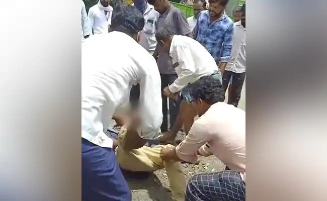 Just got angry for touching the bike, undressed the backward person, beat up the family too | केवळ दुचाकीला हात लावल्याने संतापले, मागासवर्गीय व्यक्तीला विवस्त्र केले, कुटुंबीयांनाही मारहाण Just got angry for touching the bike, undressed the backward person, beat up the family too | केवळ दुचाकीला हात लावल्याने संतापले, मागासवर्गीय व्यक्तीला विवस्त्र केले, कुटुंबीयांनाही मारहाण