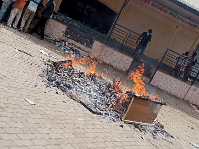 Assaulting to police and burnt material of private clinic in nandurbar | जमावाकडून पोलिसांना मारहाण, खाजगी दवाखान्याच्या साहित्याची जाळपोळ Assaulting to police and burnt material of private clinic in nandurbar | जमावाकडून पोलिसांना मारहाण, खाजगी दवाखान्याच्या साहित्याची जाळपोळ