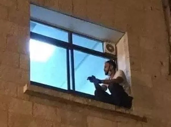 CoronaVirus Marathi News son climbed up hospital window see covid19 positive mother | CoronaVirus News : आजारी आईला पाहण्यासाठी 'तो' रुग्णालयाच्या इमारतीवर चढायचा अन्...; मन सुन्न करणारी घटना CoronaVirus Marathi News son climbed up hospital window see covid19 positive mother | CoronaVirus News : आजारी आईला पाहण्यासाठी 'तो' रुग्णालयाच्या इमारतीवर चढायचा अन्...; मन सुन्न करणारी घटना