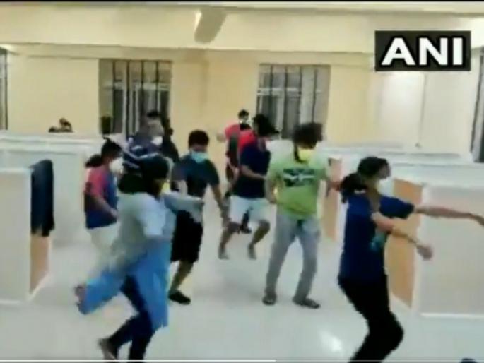CoronaVirus Marathi News covid19 patients organise flash mob corona care centre | CoronaVirus News : अरे व्वा! कोविड सेंटरमध्येच रुग्णांनी केला भन्नाट डान्स, Video तुफान व्हायरल CoronaVirus Marathi News covid19 patients organise flash mob corona care centre | CoronaVirus News : अरे व्वा! कोविड सेंटरमध्येच रुग्णांनी केला भन्नाट डान्स, Video तुफान व्हायरल