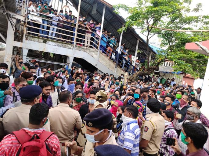 Outburst of passengers at the railway station in Nalasopara, chaos on the tracks | नालासोपाऱ्यात रेल्वे स्थानकावर प्रवाशांचा उद्रेक, ट्रॅकवर उतरून गोंधळ Outburst of passengers at the railway station in Nalasopara, chaos on the tracks | नालासोपाऱ्यात रेल्वे स्थानकावर प्रवाशांचा उद्रेक, ट्रॅकवर उतरून गोंधळ