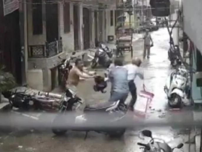 Mother saves her girl by risking her life, 4-year-old girl's kidnapping plot fail | आईने जीवाची बाजी लावून पोरीला वाचवलं, ४ वर्षाच्या चिमुकलीच्या अपहरणाचा डाव फसला Mother saves her girl by risking her life, 4-year-old girl's kidnapping plot fail | आईने जीवाची बाजी लावून पोरीला वाचवलं, ४ वर्षाच्या चिमुकलीच्या अपहरणाचा डाव फसला