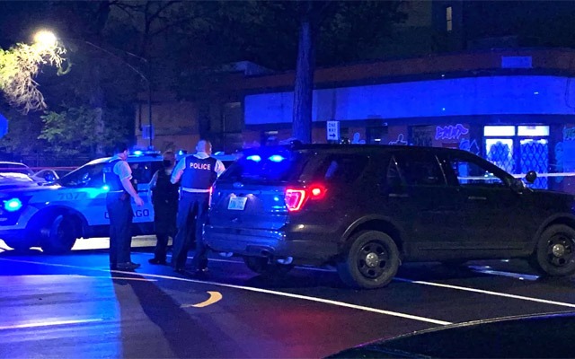 Indiscriminate shooting in Chicago, USA, many injured | अमेरिकेतील शिकागो येथे अंधाधुंद गोळीबार, अनेकजण जखमी Indiscriminate shooting in Chicago, USA, many injured | अमेरिकेतील शिकागो येथे अंधाधुंद गोळीबार, अनेकजण जखमी