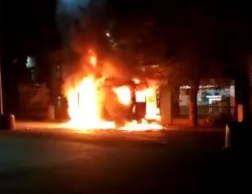 CoronaVirus Marathi News karnataka covid19 patient dies family set fire ambulance | CoronaVirus News : भयंकर! कोरोनाग्रस्ताच्या मृत्यूनंतर कुटुंबाने पेटवून दिली रुग्णवाहिका CoronaVirus Marathi News karnataka covid19 patient dies family set fire ambulance | CoronaVirus News : भयंकर! कोरोनाग्रस्ताच्या मृत्यूनंतर कुटुंबाने पेटवून दिली रुग्णवाहिका