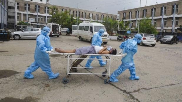 CoronaVirus Marathi News medical hospital air icu bed patient died | CoronaVirus News : बापरे! ताज्या हवेसाठी नातेवाईकांनी कोरोनाग्रस्ताला ICUतून बाहेर आणलं अन्... CoronaVirus Marathi News medical hospital air icu bed patient died | CoronaVirus News : बापरे! ताज्या हवेसाठी नातेवाईकांनी कोरोनाग्रस्ताला ICUतून बाहेर आणलं अन्...