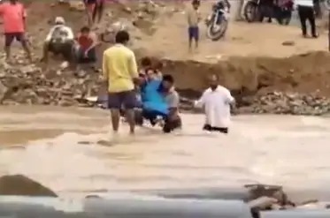 Neither the road nor the bridge, the pregnant woman had to cross the river on her shoulders | ना रस्ता ना पुल, गर्भवती महिलेला खांद्यावर घेऊन पार करावी लागली नदी
